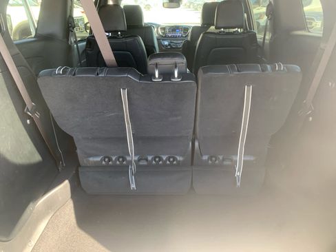 Used 2025 Chrysler Pacifica Select FWD image 11