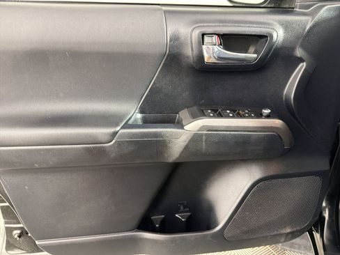 Used 2016 Toyota Tacoma TRD Sport image 21