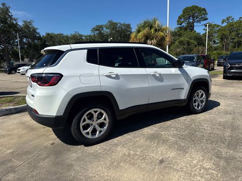 Used 2024 Jeep Compass Latitude AWD/4WD image 3