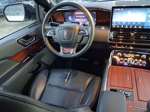 Certified 2024 Lincoln Navigator Premiere AWD/4WD image 10