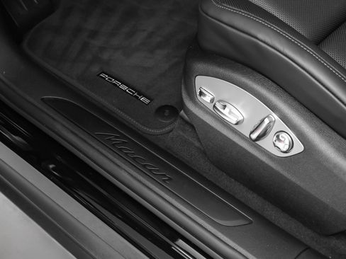 Certified 2025 Porsche Macan image 23