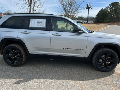 New 2025 Jeep Grand Cherokee 4WD image 7