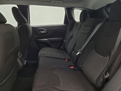 Used 2019 Jeep Cherokee Latitude w/ Cold Weather Group FWD image 18