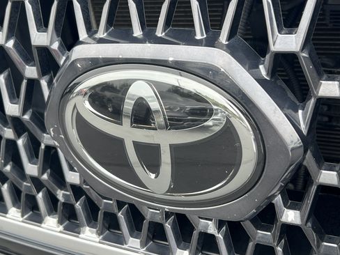 Used 2019 Toyota Tacoma TRD Off-Road w/ Technology Package AWD/4WD image 8