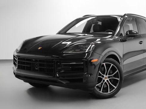 Certified 2024 Porsche Cayenne AWD/4WD image 7