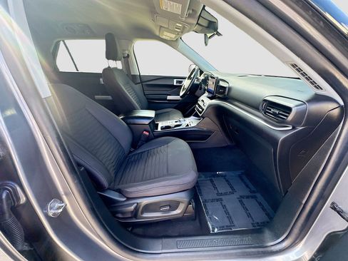 Used 2021 Ford Explorer XLT image 32