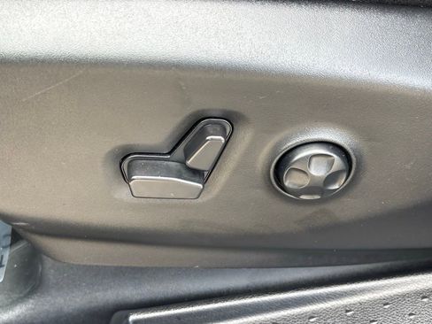 Used 2025 Chrysler Voyager LX image 13