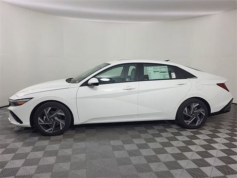 Certified 2025 Hyundai Elantra Limited image 10