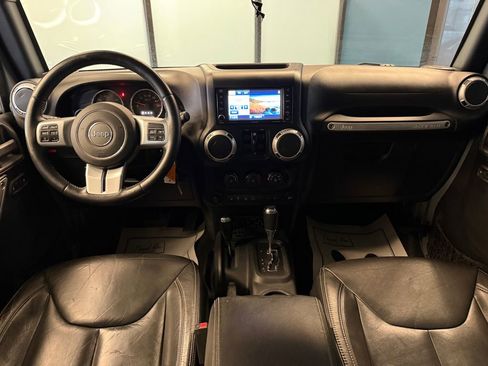 Used 2015 Jeep Wrangler Unlimited Rubicon AWD/4WD image 9