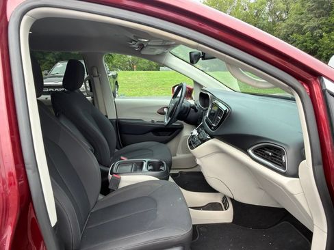Used 2019 Chrysler Pacifica Touring Plus w/ Cold Weather Group FWD image 13