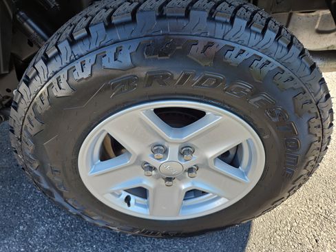 Certified 2022 Jeep Gladiator Sport AWD/4WD image 11