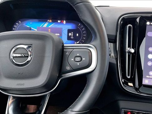 Certified 2025 Volvo XC40 B5 Plus AWD/4WD image 27