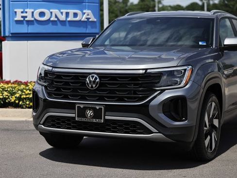 Used 2025 Volkswagen Atlas Cross Sport SE AWD/4WD image 2