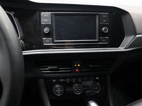 Used 2021 Volkswagen Jetta SE w/ SE Cold Weather Package image 2