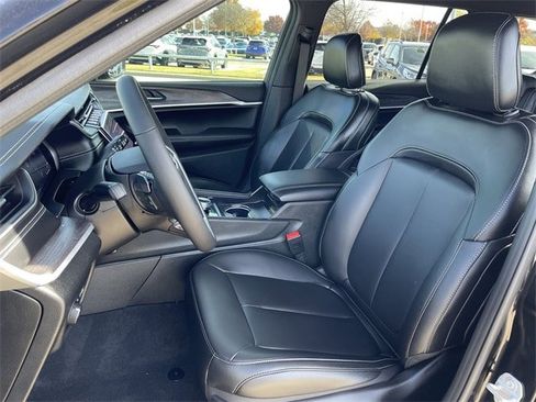 Used 2025 Jeep Grand Cherokee L Limited image 25