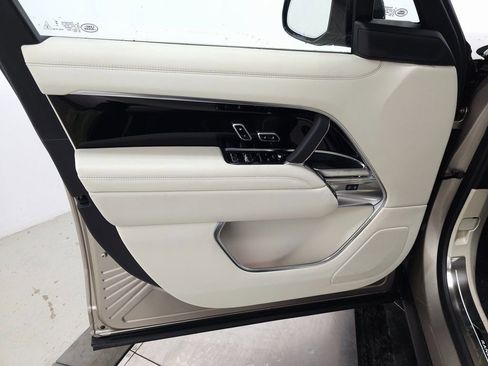 Used 2025 Land Rover Range Rover SE image 12