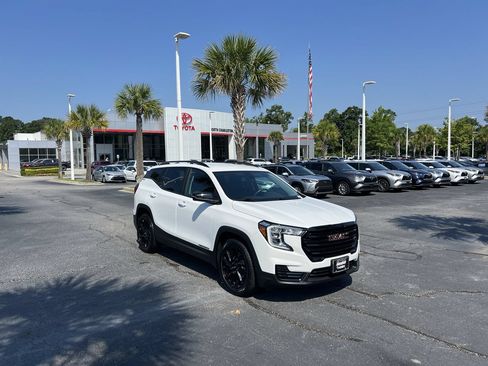 Used 2023 GMC Terrain SLE w/ Elevation Edition FWD image 2