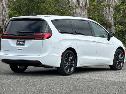 New 2026 Chrysler Pacifica Select image 3