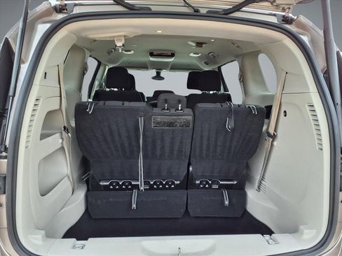 Used 2018 Chrysler Pacifica Touring Plus w/ Tire & Wheel Group image 10