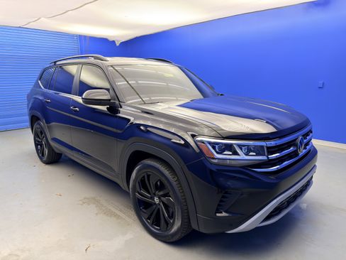 Used 2023 Volkswagen Atlas SE w/ Black Wheel Package image 2