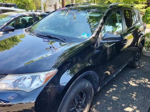 Used 2015 Toyota RAV4 LE AWD/4WD image 1