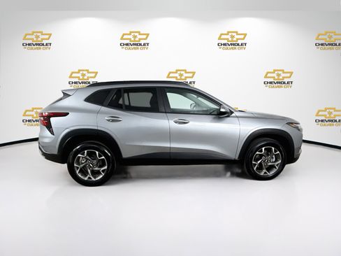 Used 2025 Chevrolet Trax LT w/ Driver Confidence Package FWD image 9