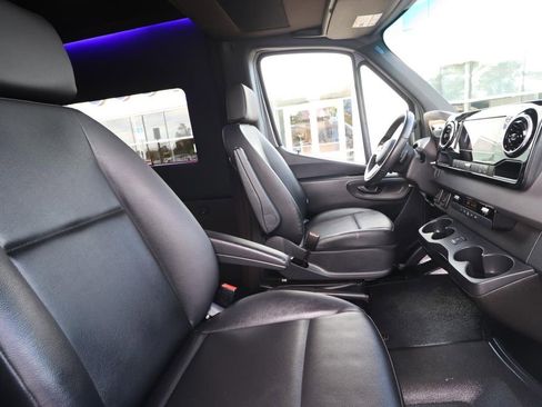 Used 2022 Mercedes-Benz Sprinter 4500 w/ Parking Package image 9