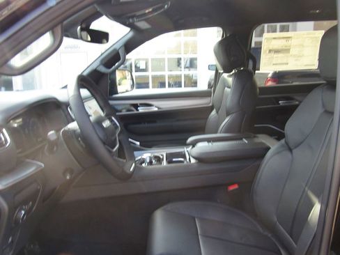 Used 2023 Jeep Grand Cherokee L Limited AWD/4WD image 29