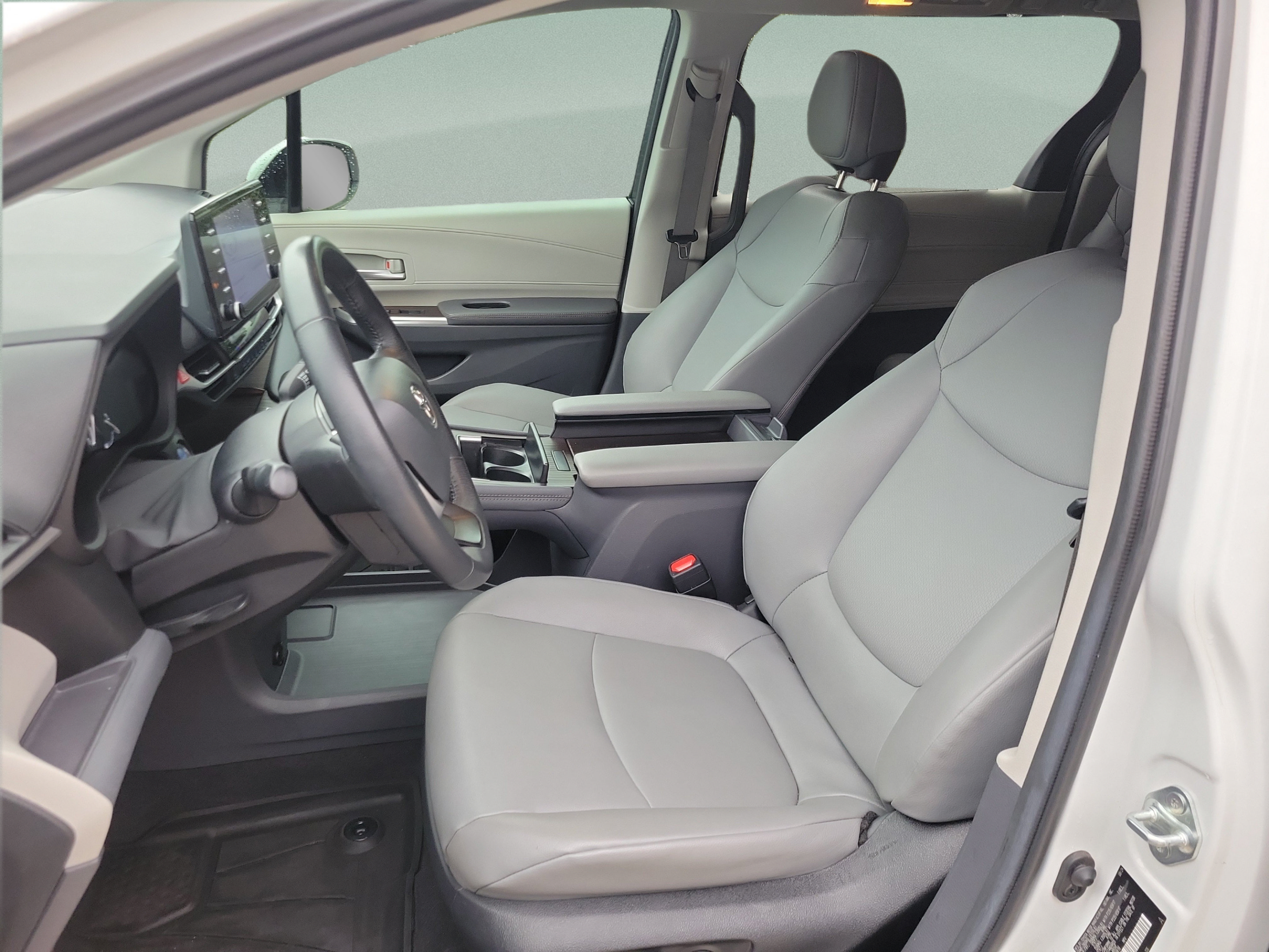 Certified 2024 Toyota Sienna XLE FWD image 9