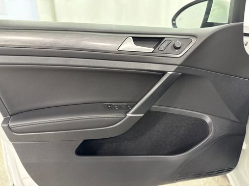 Used 2019 Volkswagen Golf SE image 11