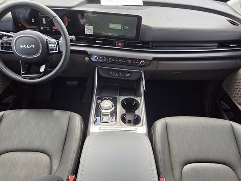 Used 2026 Kia Carnival EX image 11