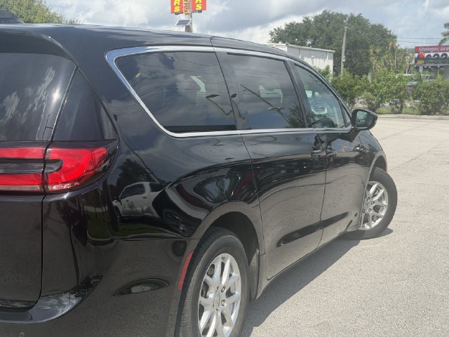 Used 2024 Chrysler Pacifica Touring-L FWD image 7