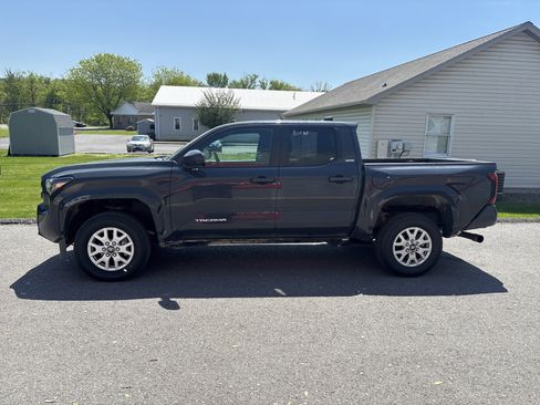 Used 2025 Toyota Tacoma SR5 AWD/4WD image 6
