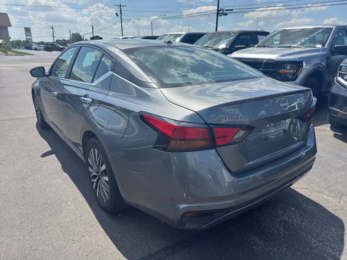 Used 2025 Nissan Altima 2.5 SV FWD image 4