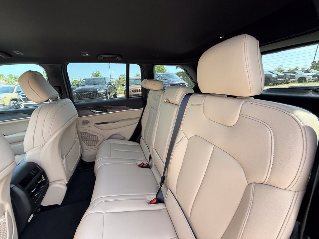 New 2027 Jeep Grand Cherokee Limited AWD/4WD image 24