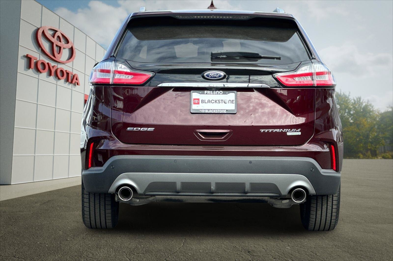 Used 2020 Ford Edge Titanium FWD image 4