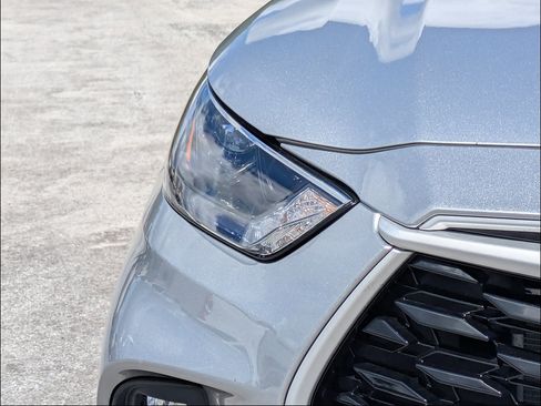 Used 2024 Toyota Highlander XLE FWD image 10