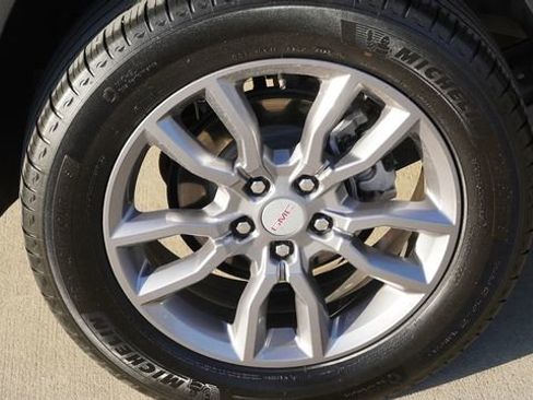 Used 2024 GMC Terrain SLT image 11