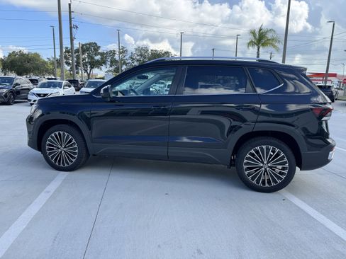 New 2025 Volkswagen Taos SE image 4