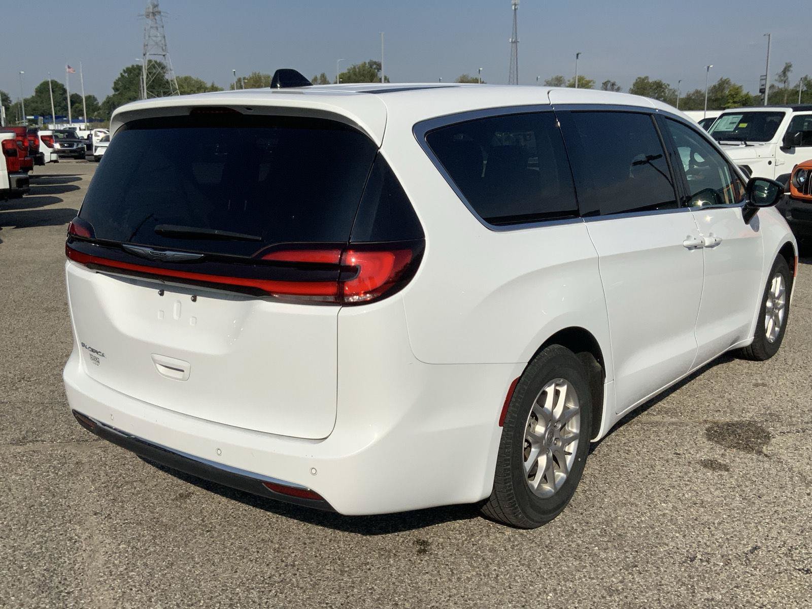 Used 2024 Chrysler Pacifica Touring-L FWD image 12