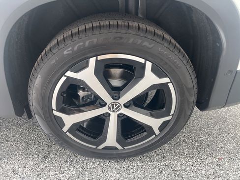 New 2026 Volkswagen Tiguan SE image 9