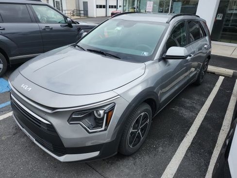 Used 2023 Kia Niro LX image 2