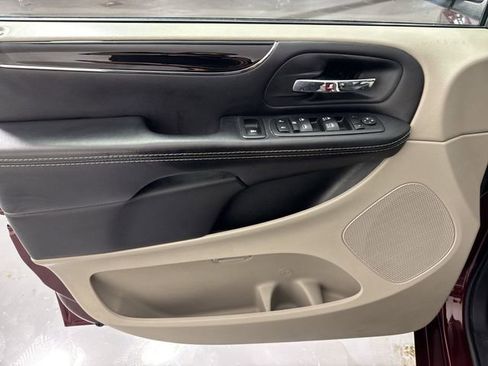 Used 2017 Dodge Grand Caravan SXT FWD image 19