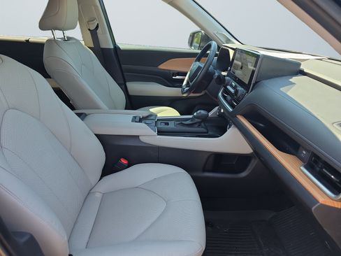 Used 2025 Toyota Grand Highlander FWD image 18