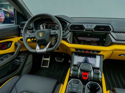 Used 2025 Lamborghini Urus SE image 17