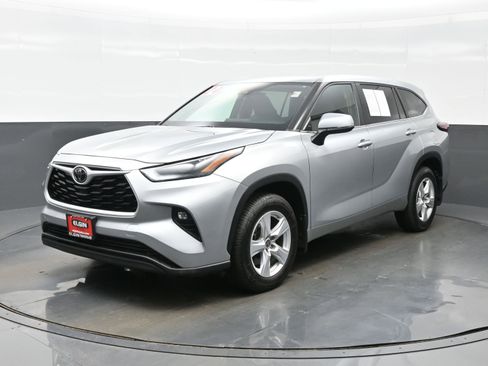 Used 2024 Toyota Highlander LE AWD/4WD image 2