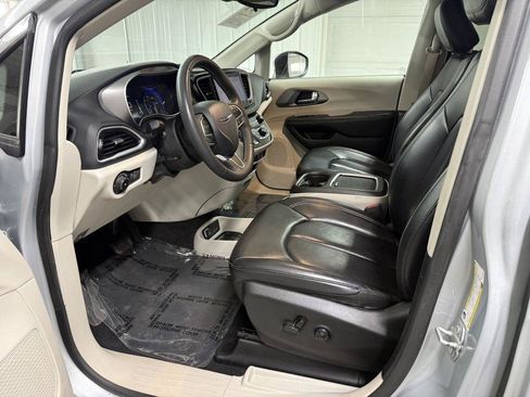 Used 2023 Chrysler Pacifica Touring-L FWD image 9