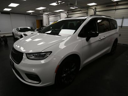 Used 2025 Chrysler Pacifica Limited