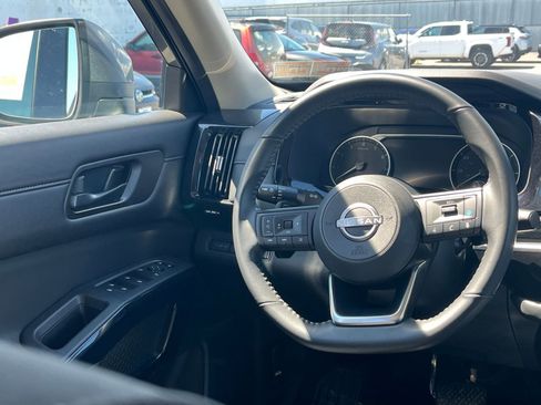 Used 2025 Nissan Pathfinder SV FWD image 30