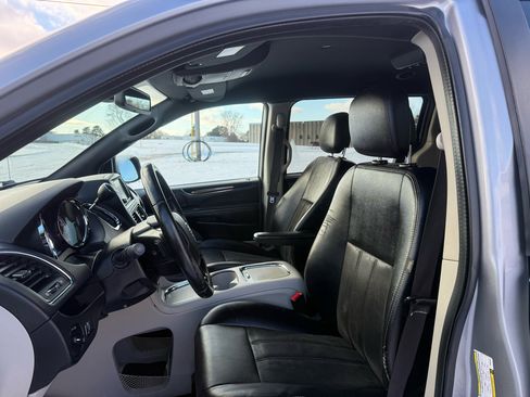 Used 2019 Dodge Grand Caravan SXT image 11